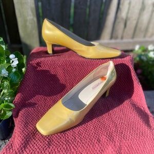 PRICE DROP- Easy Spirit Leather Block Low Heeled Pumps